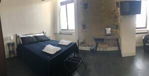 1 bedroom, desk, soundproofing, WiFi