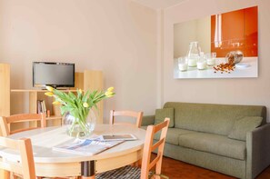 Superior appartement, balkon (max 4 pax) | Woonruimte | Een 22-inch flatscreentelevisie met satellietzenders en televisie
