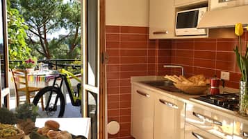 Großer Kühlschrank, Herdplatte, Geschirrspüler