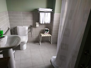 Ducha, artículos de tocador gratuitos, secador de pelo, toallas
