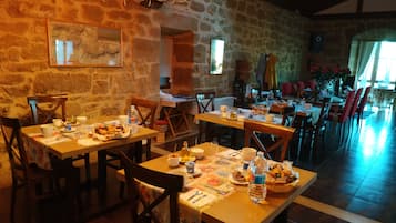 Desayuno continental gratuito y diario