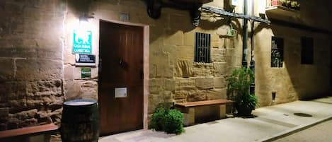 Voorkant accommodatie - avond/nacht