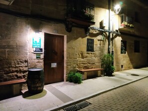 Front of property - evening/night - Casa Rural Osante (Labastida)