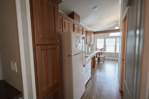 Casa de campo, 1 quarto (Hewick, Linens Not Included) | Cozinha privada | Geladeira, talheres/pratos/utensílios de cozinha, mesas de jantar