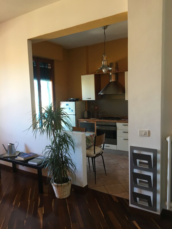 Kühlschrank, Ofen, Geschirrspüler, Wasserkocher mit Kaffee-/Teezubehör