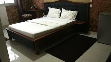 Tabla de planchar con plancha, wifi gratis y ropa de cama