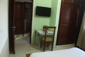 Chambre | Fer et planche à repasser, accès au Wi-Fi (inclus), literie fournie
