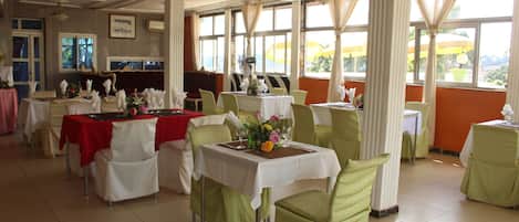 Desayuno continental (EUR 5 por persona)