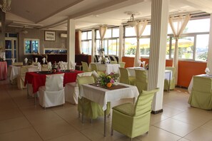 Café da manhã continental todos os dias (EUR 5 por pessoa) 