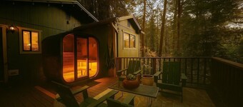 Artist’s Perch: Modern Redwood Retreat with Outdoor Sauna
