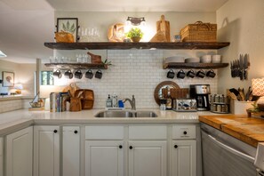 Réfrigérateur, four à micro-ondes, surface de cuisson, lave-vaisselle