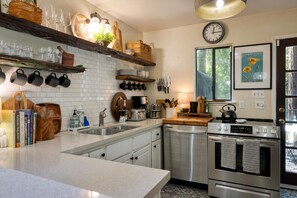 Fridge, microwave, stovetop, dishwasher - Artist’s Perch: Modern Redwood Retreat with Outdoor Sauna (Guerneville)