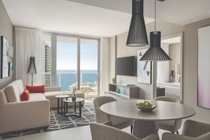 Suite, 2 habitaciones, accesible para personas con discapacidad, vistas al mar | Ropa de cama de alta calidad, caja fuerte, decoración individual