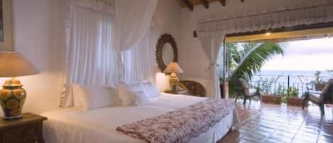 Minibar, caja de seguridad en la habitación y decoración personalizada