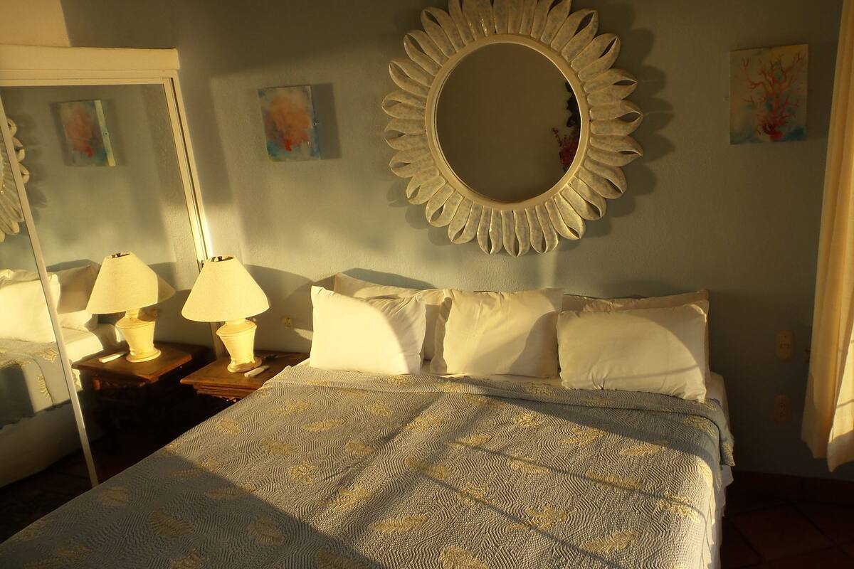 Studio | Minibar, in-room safe, iron/ironing board, WiFi (free)