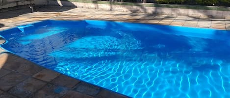 Una piscina al aire libre, una piscina climatizada