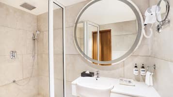 Luxe studio suite | Badkamer | Een douche, een regendouche, een haardroger, pantoffels