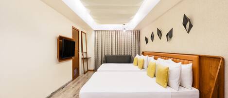 Una habitación de hotel con una cama grande, un televisor y una lámpara en el techo.