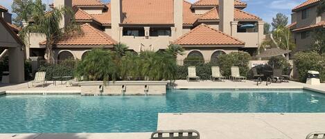 Een buitenzwembad, een verwarmd zwembad