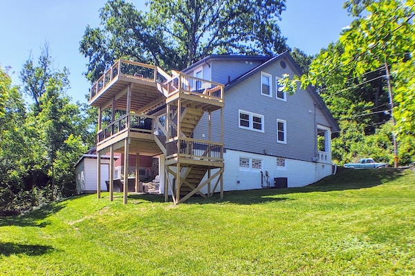 5 bedroom 3 1/2 bath open concept house with huge lot, 2 level deck, city view.