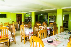 Sudah termasuk sarapan prasmanan setiap hari