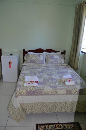 Minibar, skrivebord, wi-fi (inkludert) og sengetøy