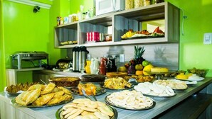 Un buffet proposant divers plats, avec un four à micro-ondes placé au-dessus.