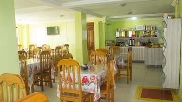 Café da manhã com buffet grátis todos os dias