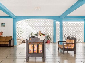 Lobby sitting area - OYO Hotel Jaguar (Cancun)