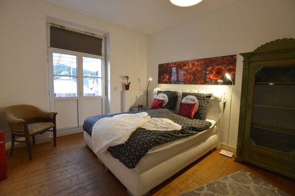 2 habitaciones, tabla de planchar con plancha y cuna de viaje 