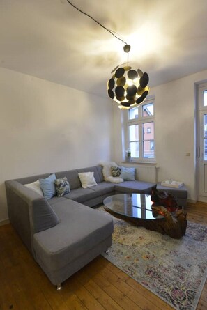 Smart TV, chimenea y libros 