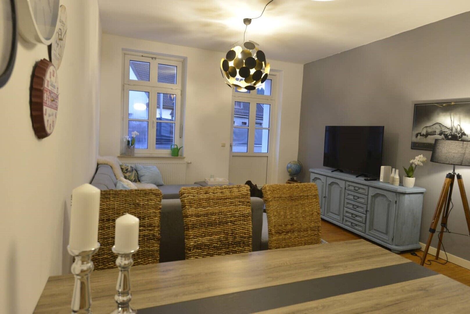 Smart TV, chimenea y libros 