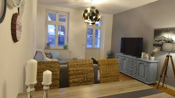 Smart TV, chimenea y libros