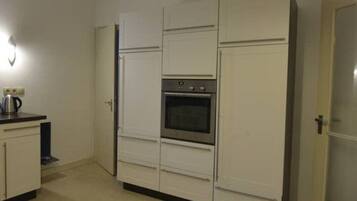 Een koelkast, een microgolfoven, een kookplaat, een vaatwasser