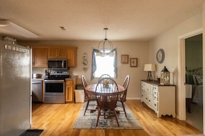Dining - Welcome to “Relax Inn” Retreat at Lake Cumberland – A Perfect Cabin Escape (Burnside)