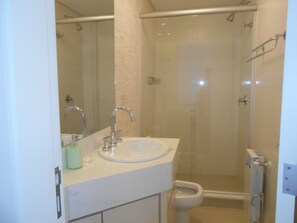 Dusche, Haartrockner, Handtücher