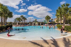 Een buitenzwembad, parasols voor strand/zwembad