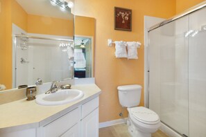 Appartement, 3 slaapkamers, balkon | Badkamer | Een aparte badkuip en douche, een haardroger, handdoeken, zeep