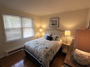 2 bedrooms, iron/ironing board, free WiFi - Pet friendly cottage by the Delaware Bay-Townbank (Townbank)