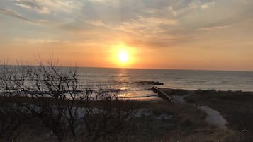 Una spiaggia nelle vicinanze, lettini da mare