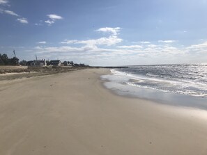 Perto da praia, espreguiçadeiras 