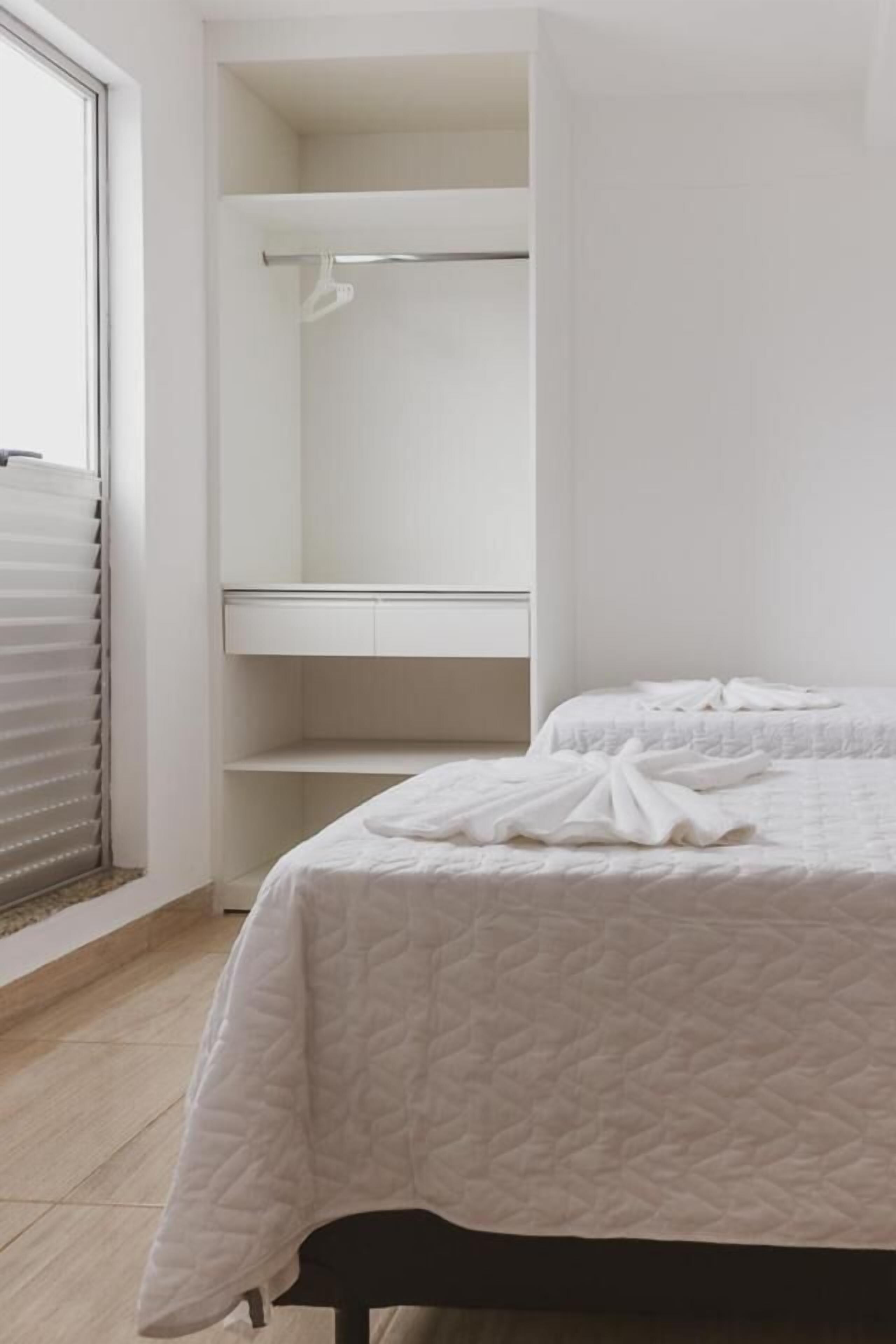 Minibar, escriptori, wifi gratuïta i roba de llit 