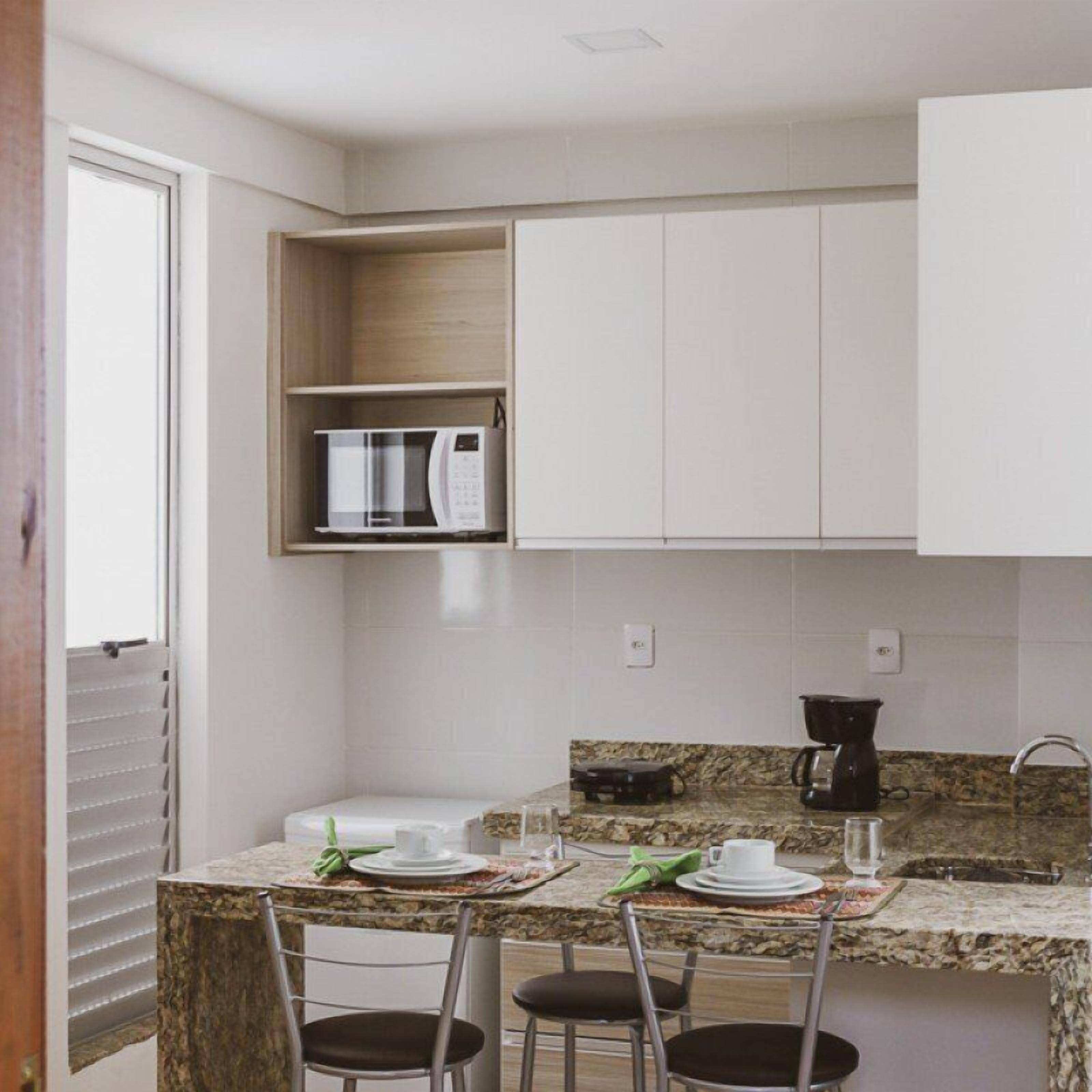 Microwave, cookware/dishes/utensils