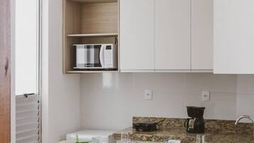Microwave, cookware/dishes/utensils