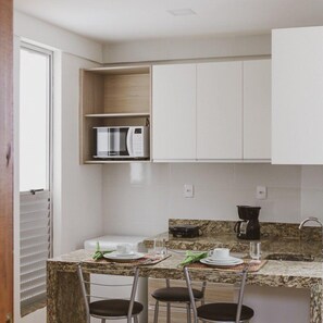 Microwave, cookware/dishes/utensils