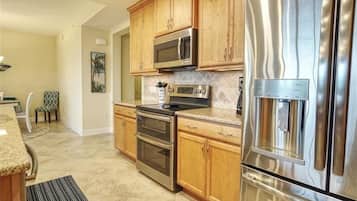 Geladeira, micro-ondas, fogão, cooktop