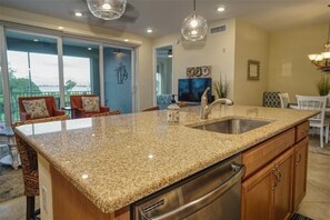 Fridge, microwave, oven, stovetop - One Particular Harbour 392-102~ Beaches 5 minutes (Bradenton)