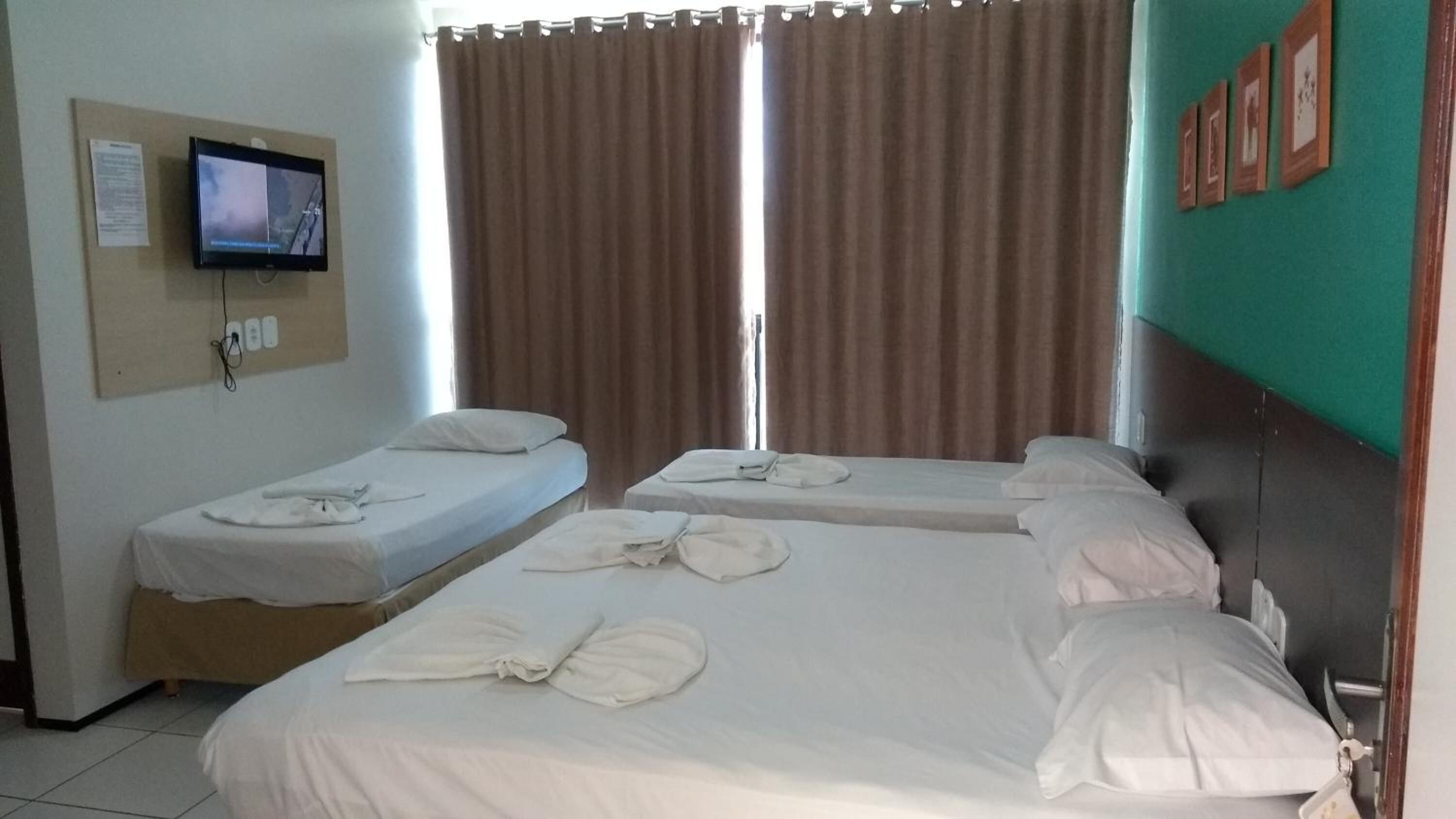 Frigobar, escrivaninha, ferros/tábuas de passar roupa, Wi-Fi de cortesia