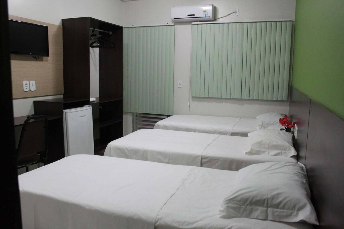 Quadruple Room (4 Camas de Solteiro) | Minibar, desk, iron/ironing board (on request), WiFi (free)