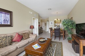 Apartment, 3 Schlafzimmer, 2 Bäder | Wohnbereich | 55-Zoll-Flachbildfernseher mit Kabelempfang, Fernseher, DVD-Player